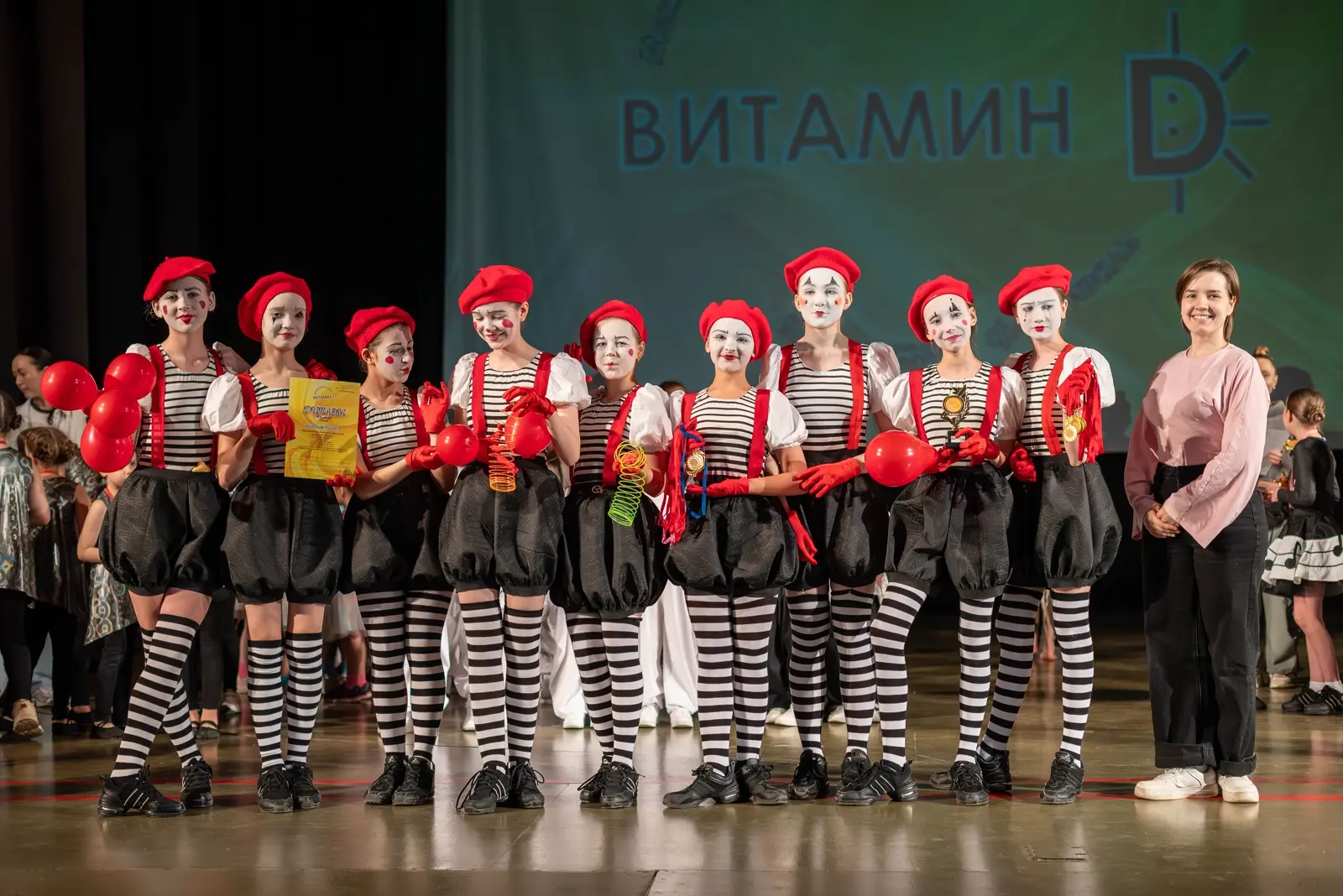 Команда юных артистов после награждения на фестивале «Витамин Д»